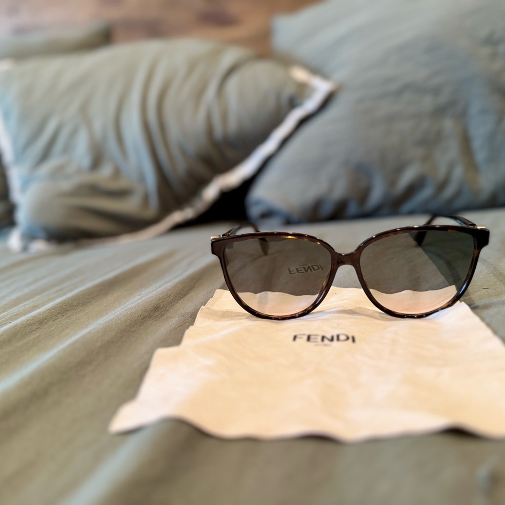 Fendi women shades ( sunglasses )